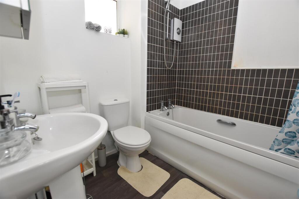 Apartment in Hull - View 5