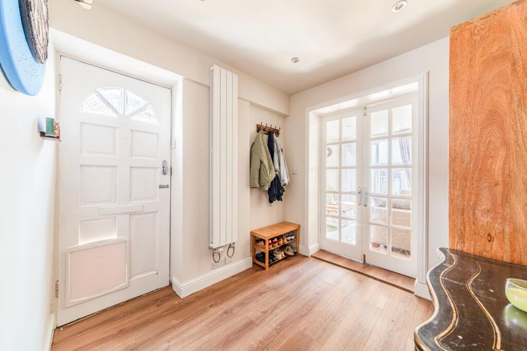 Apartment in Addlestone, New Haw - More