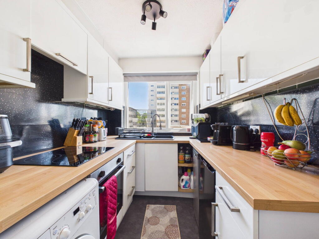 Apartment in Worthing, West Sussex - More
