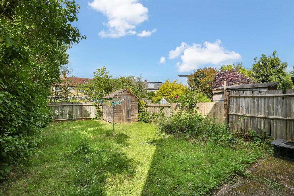 Apartment in Morden, Merton Park - View 2