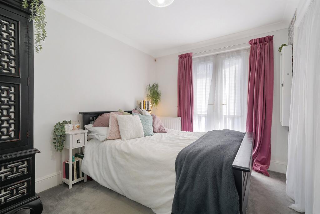 Apartment in Redhill - More