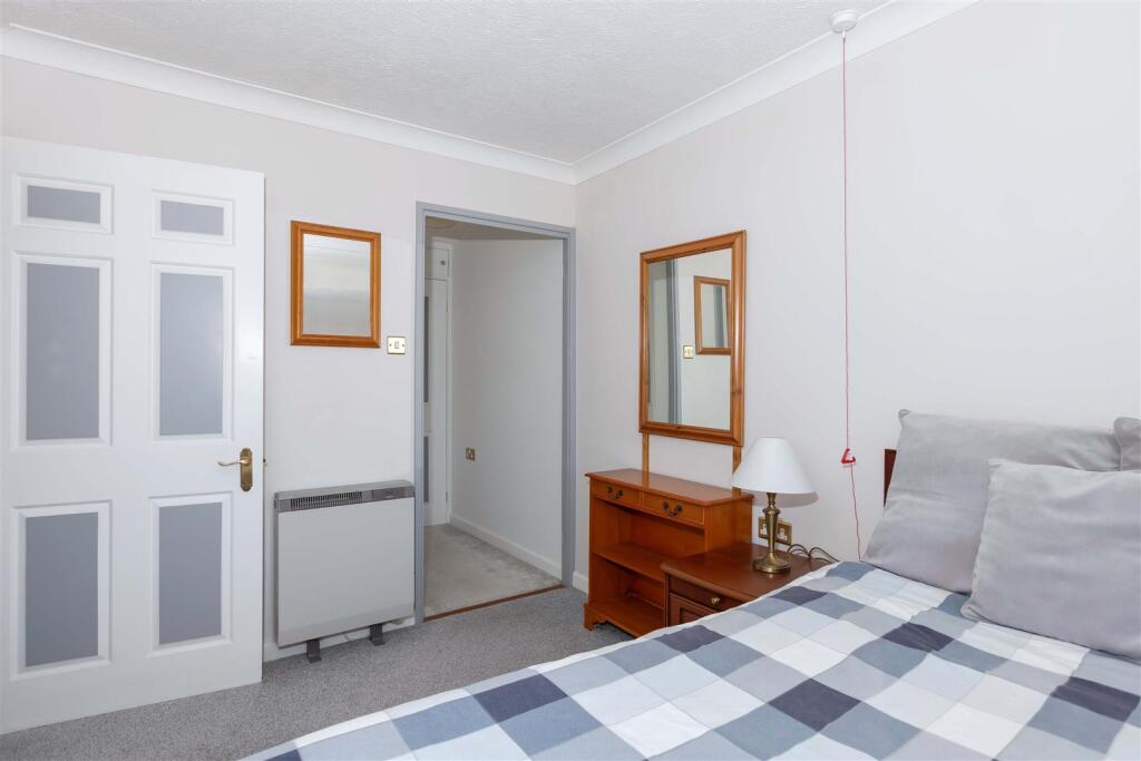 Apartment in Worthing, Goring-by-Sea - More