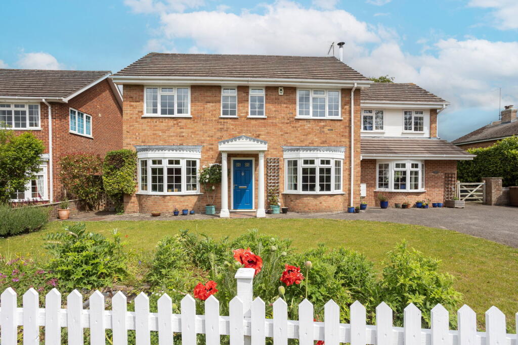 Main image of property: Courtenay Close,Sutton Courtenay,Abingdon,OX14 4AU