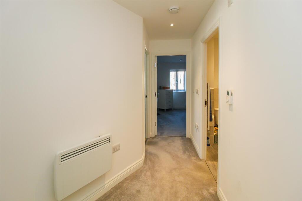 Apartment in Wakefield, Gawthorpe - More