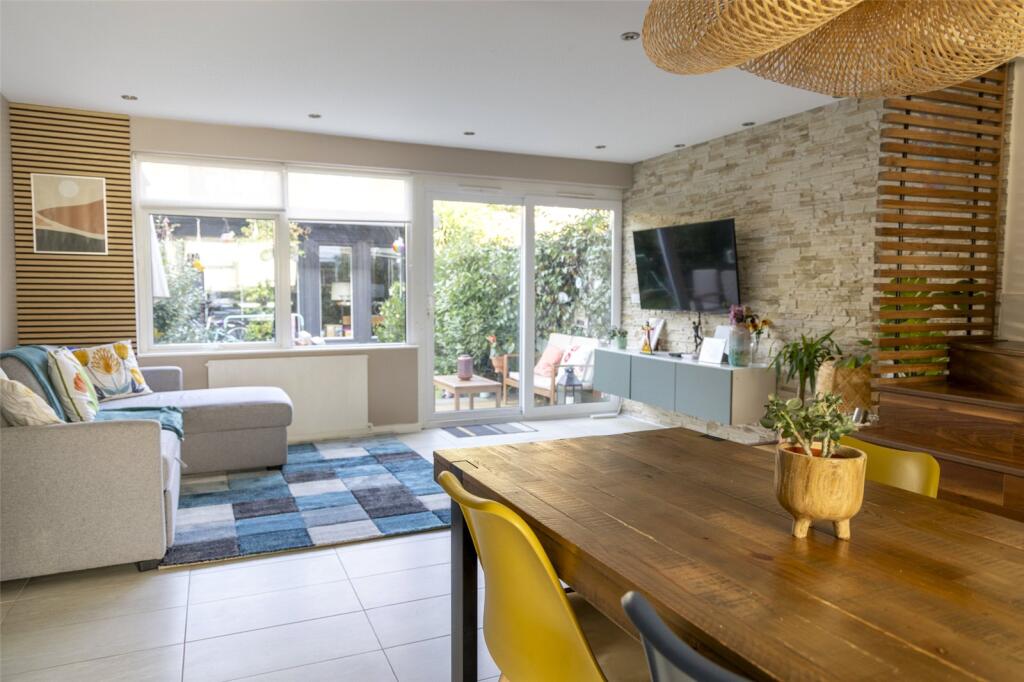 House in Runnymede, Egham - More