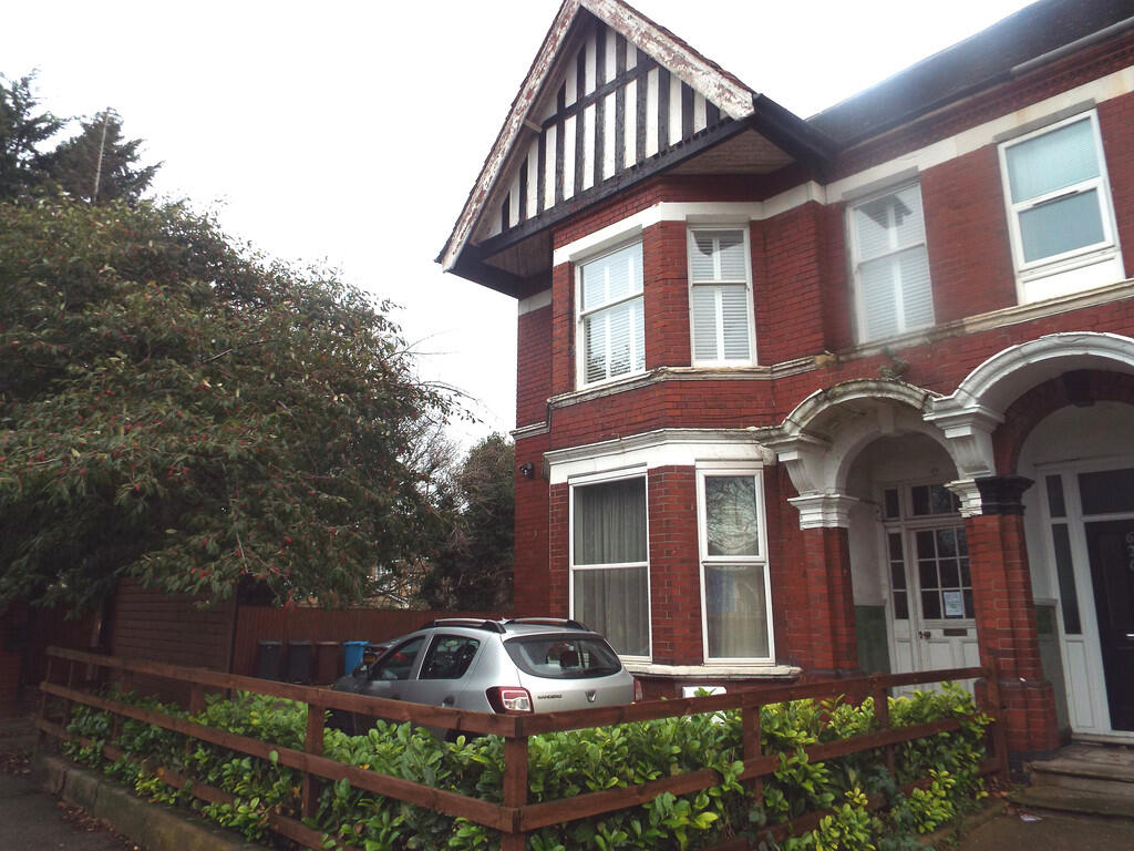 5-bed terraced on Beck House, 628 Beverley Road, £300,000