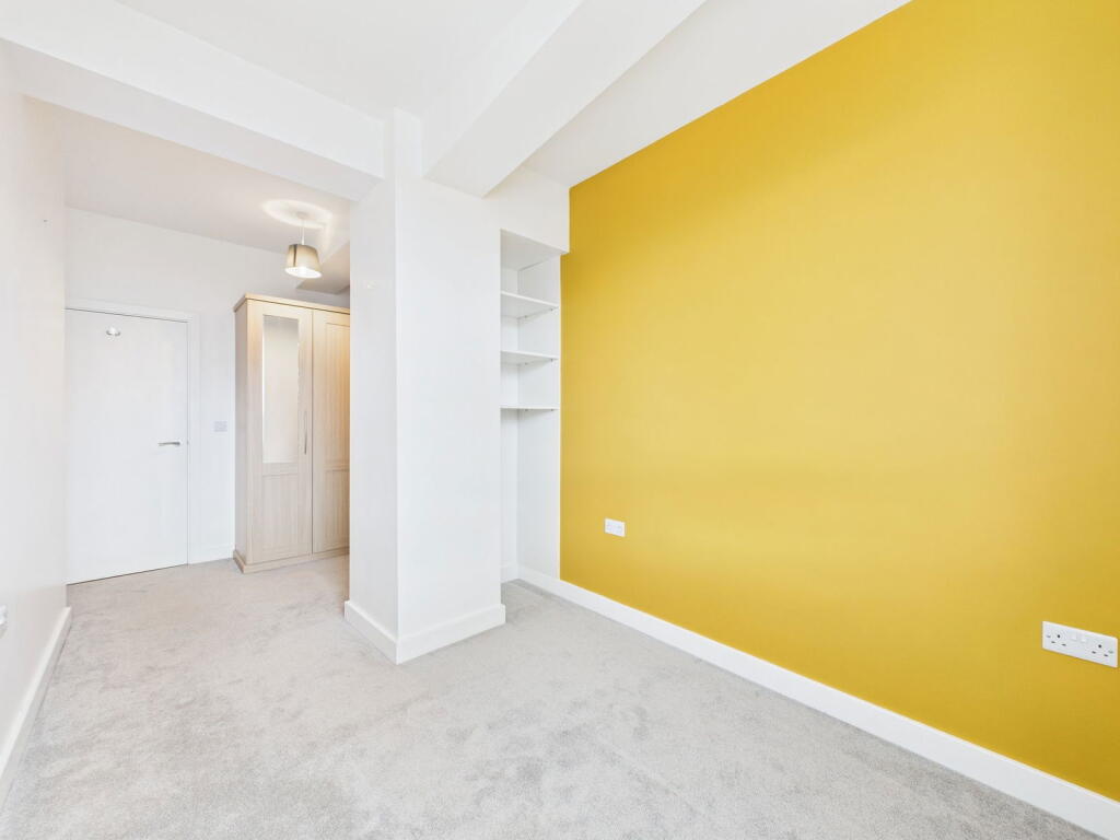 Apartment in Worthing, West Sussex - More