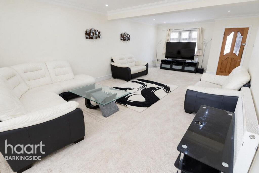 House in London, Barkingside - View 4