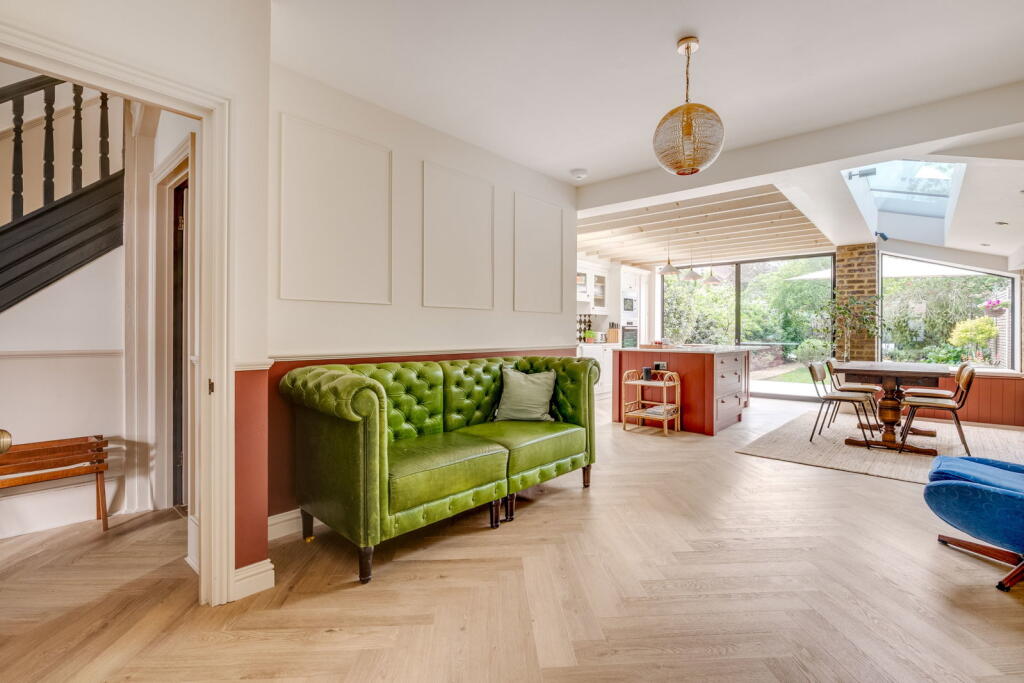 House in New Malden - More