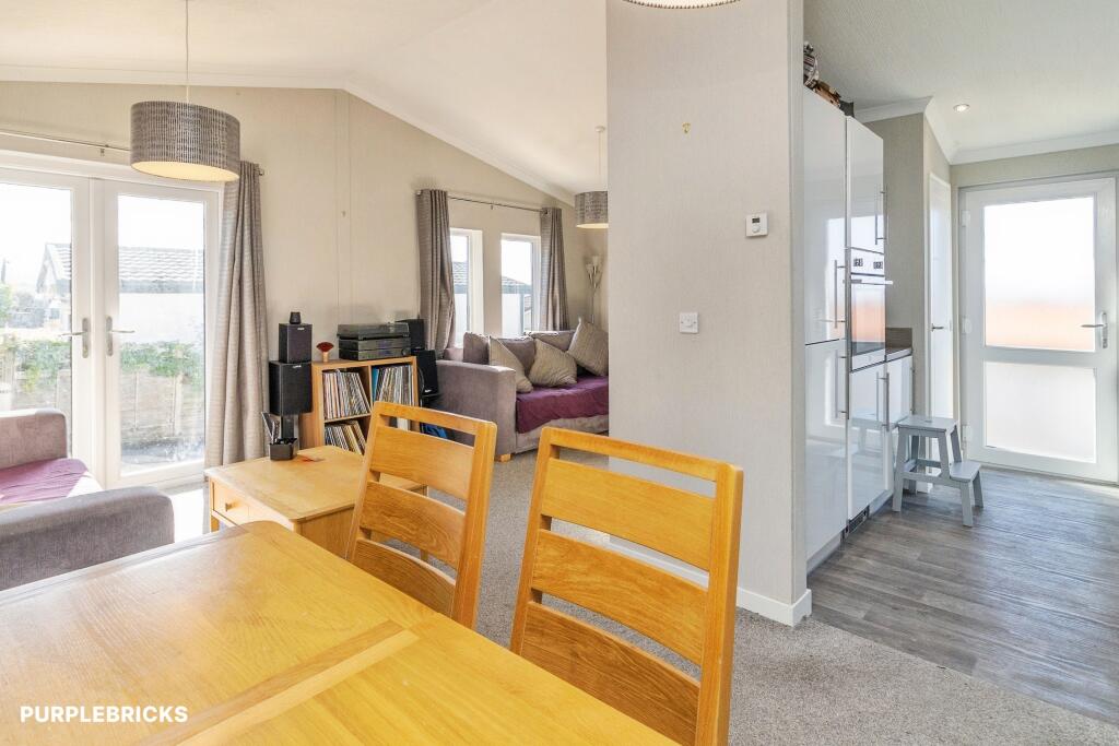 House in Totternhoe, Central Bedfordshire - More