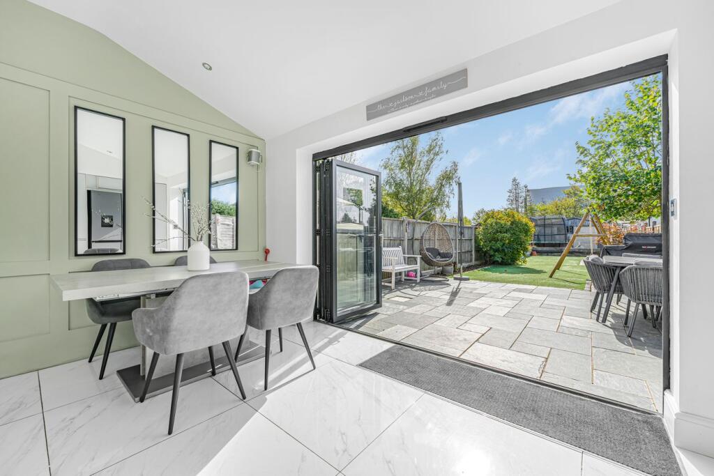 House in Sunbury-on-Thames, Sunbury Common, Kempton Park - More