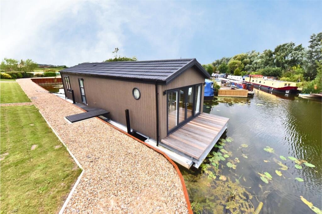 2-bed bungalow on The Basin, Isleham Marina, CB7, £225,000