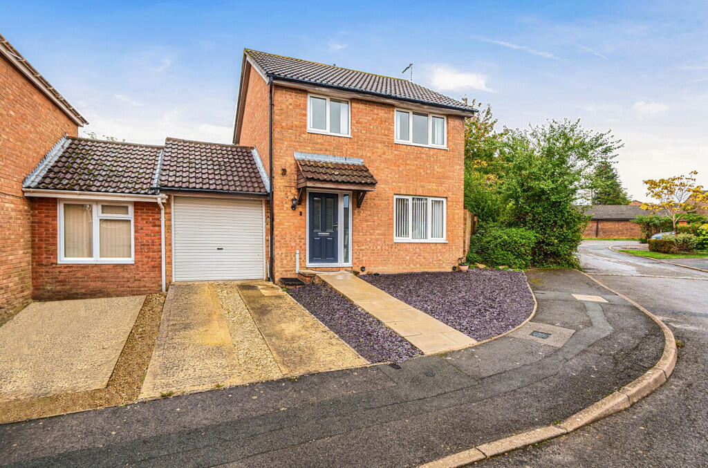 3 Bedroom Detached in NN12 6JE