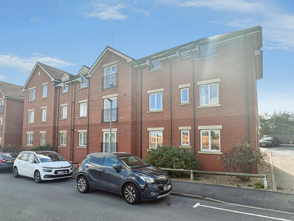 2-bed flat on 22 Eaton Court, Trent Road, Nuneaton CV11 6JF, £82,000