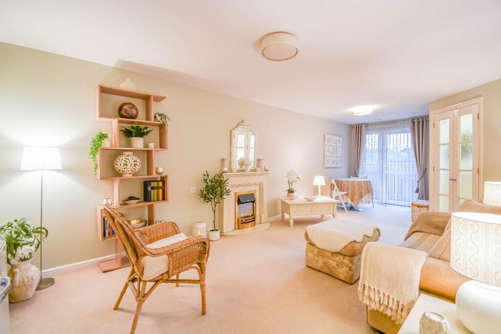 1-bed apartment on Western Avenue, Newbury, Berkshire, RG14, £190,000