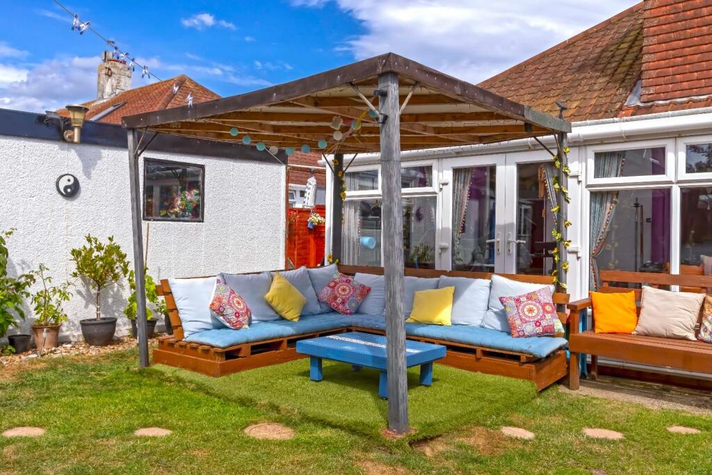 Kings close, Lancing photo 2