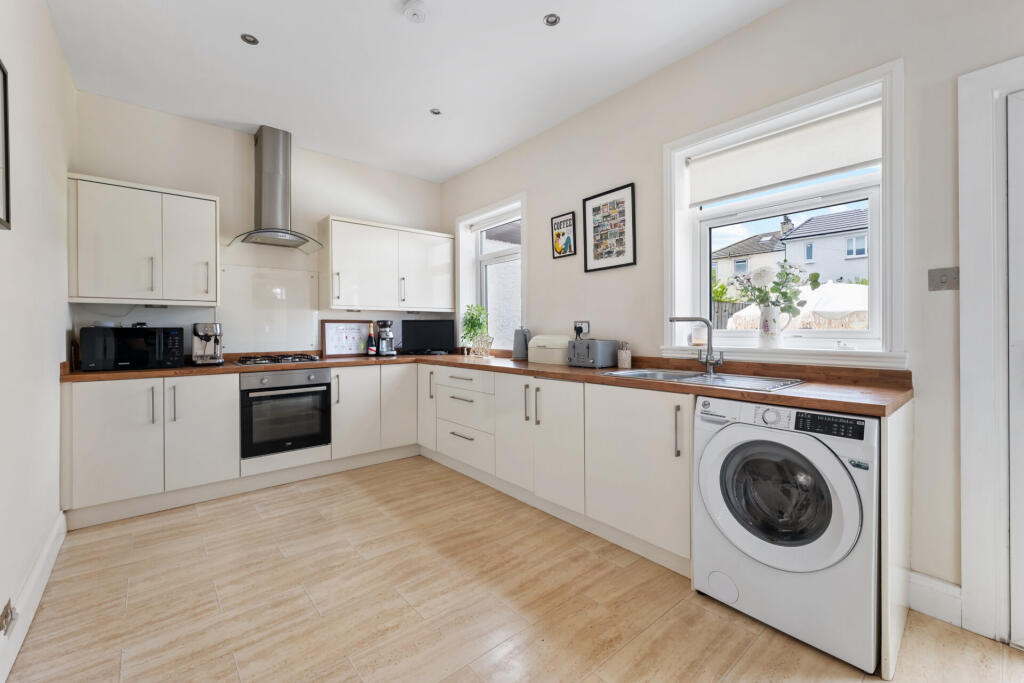 House in Thornliebank, Woodfarm - More