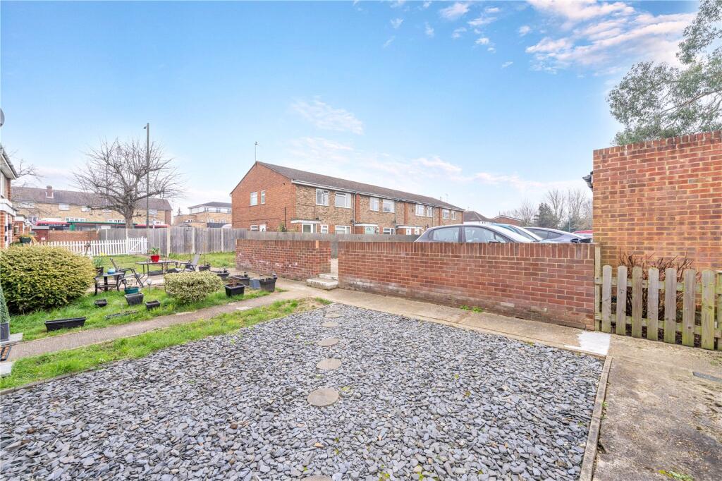 Castle Close, Sunbury On Thames, TW16 photo 3
