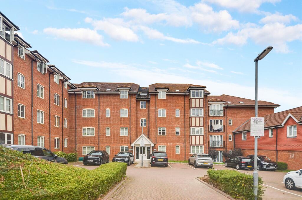 Apartment in Broxbourne, Hertfordshire - View 3