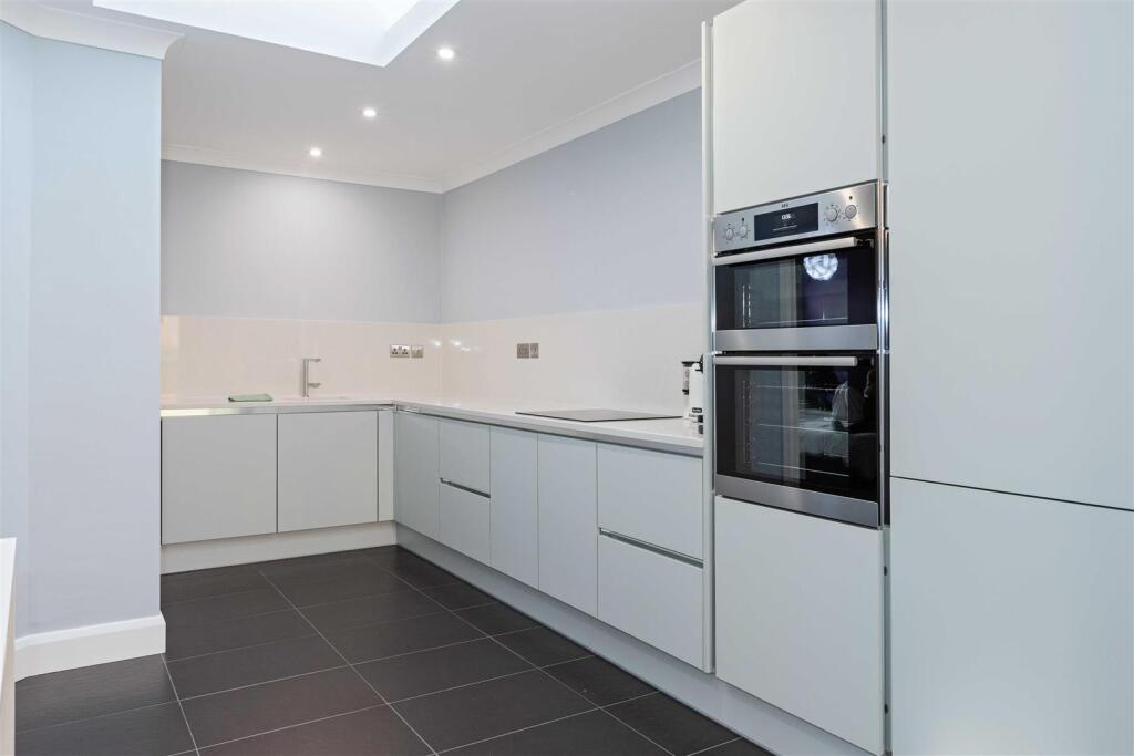 114 Findon Road photo 3