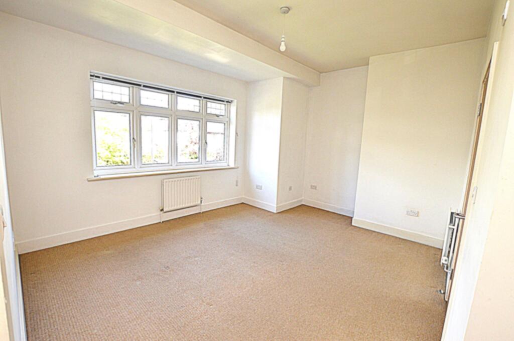 Apartment in Burgess Hill, World's End - View 3