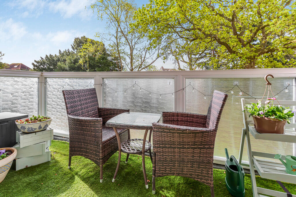 Apartment in Christchurch, Southbourne, Bournemouth - View 2
