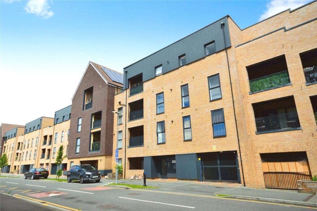 1-bed flat on Royal Anglian Way, DAGENHAM, Essex, RM8, £250,000