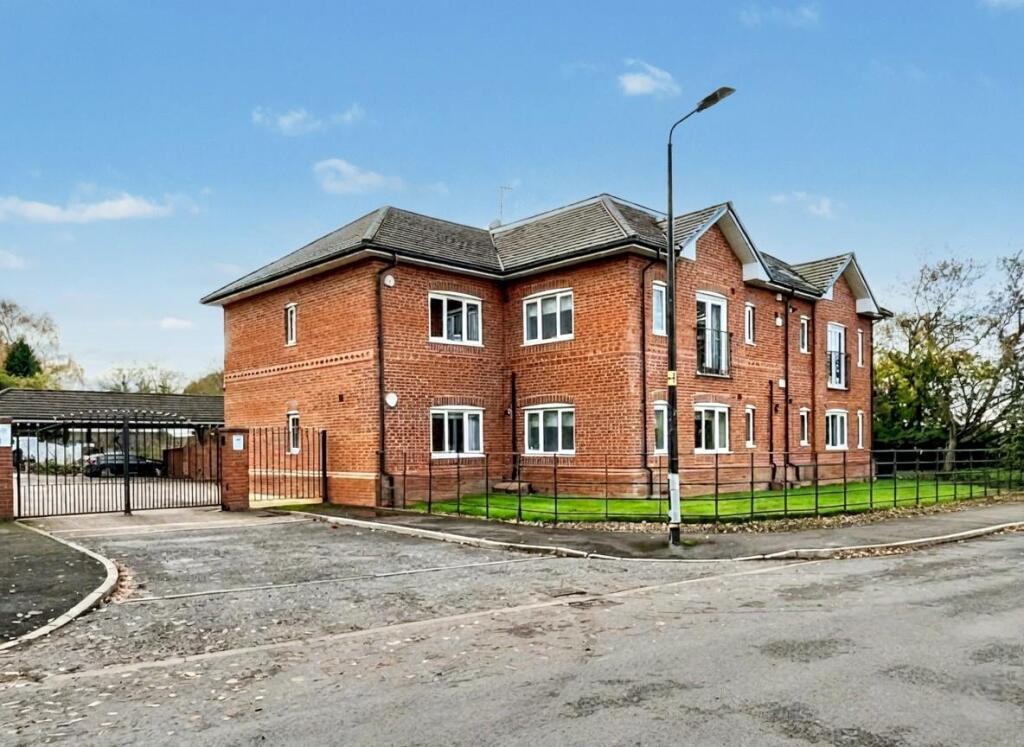 2-bed flat on Wellfield Lane, Hale, Altrincham, £250,000