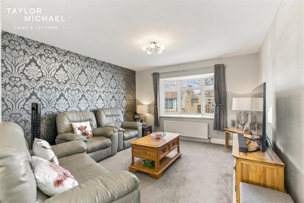 Cavell Avenue, Peacehaven photo 4