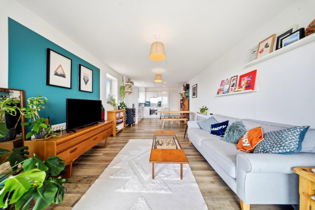 Apartment in Southall - More