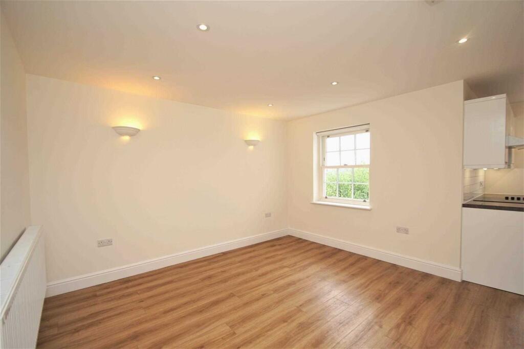 Apartment in East Hertfordshire, Hertford - View 2
