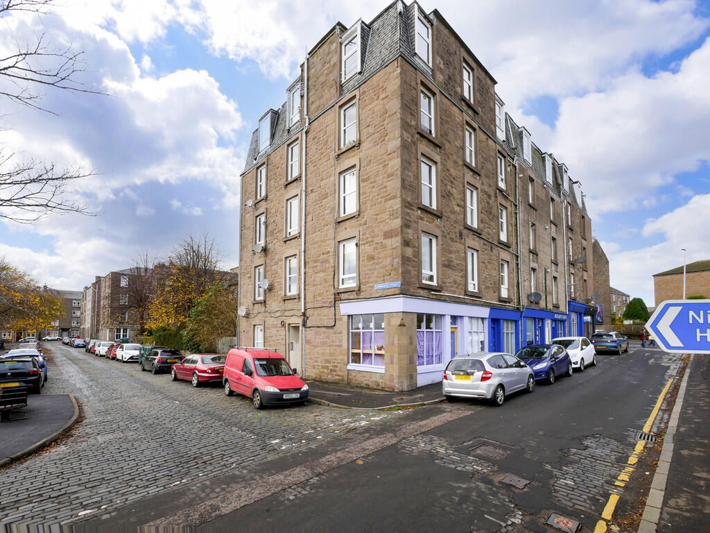 Main image of property: Flat 2, 1 Annfield Street, Dundee, DD1 5LW