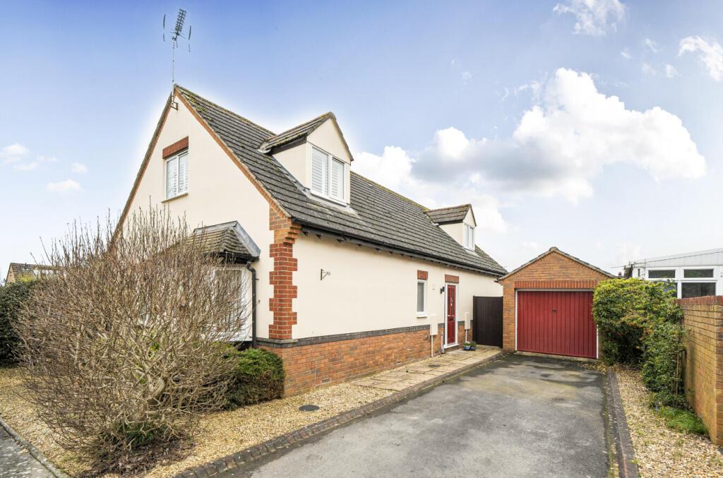 Main image of property: Wychwood Close, Carterton, Oxfordshire