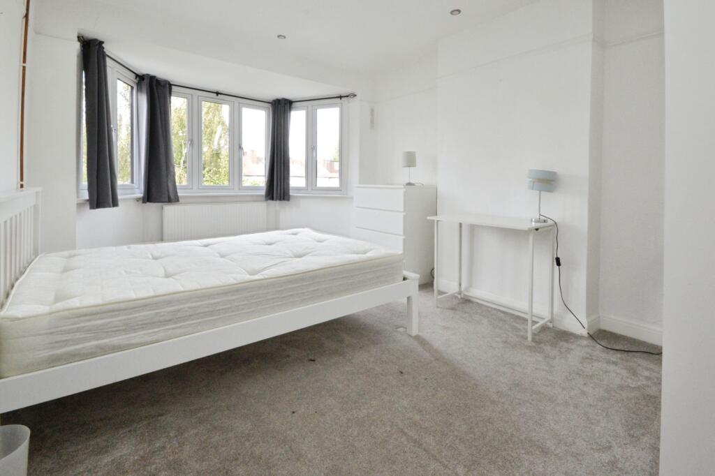 Cypress Avenue, Whitton, Twickenham, TW2 photo 4