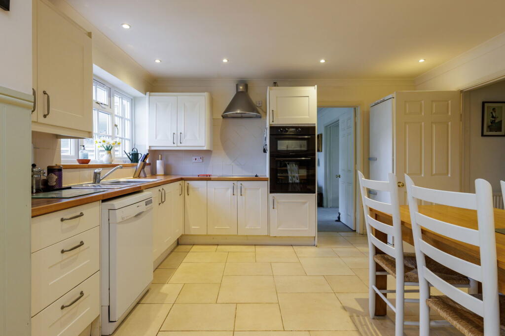 Chatfield Drive, Merrow Park, GU4 photo 4