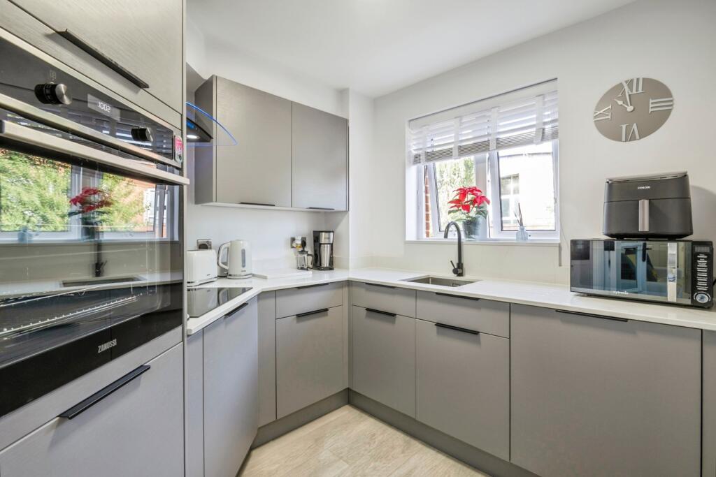 Apartment in Kingston upon Thames - View 3