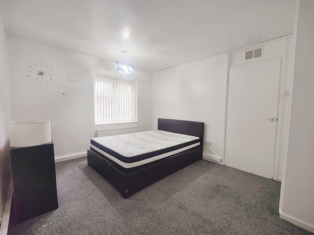 Apartment in Sandwell, West Midlands - View 5