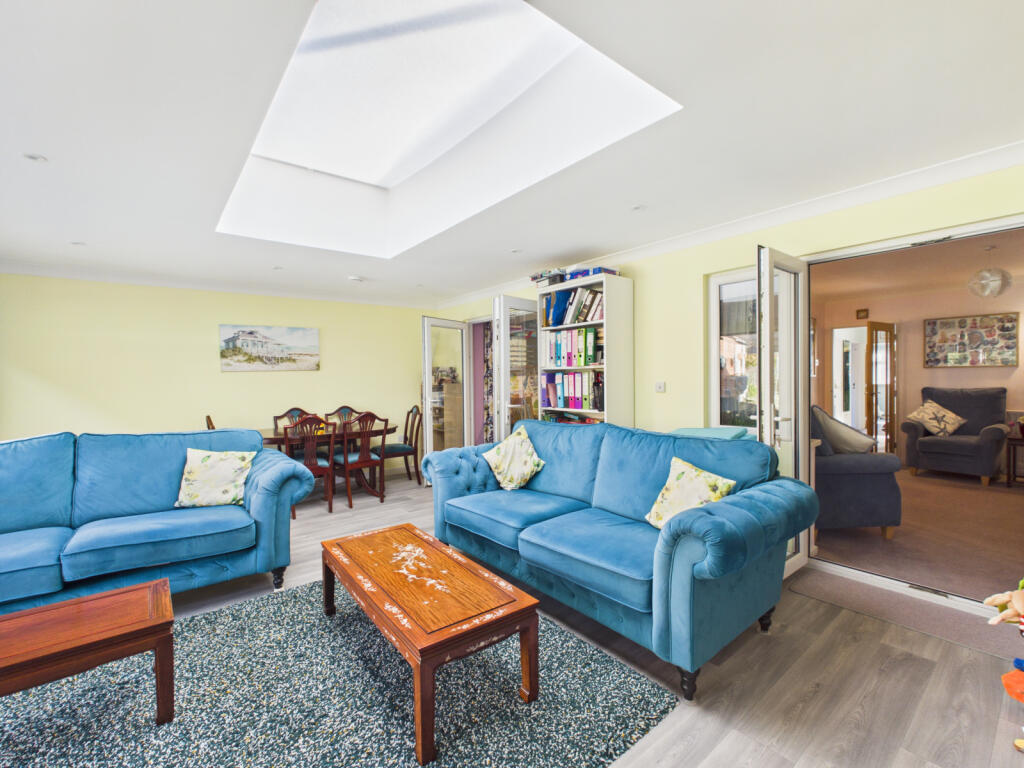 Woodwaye, READING, RG5 3HB photo 4