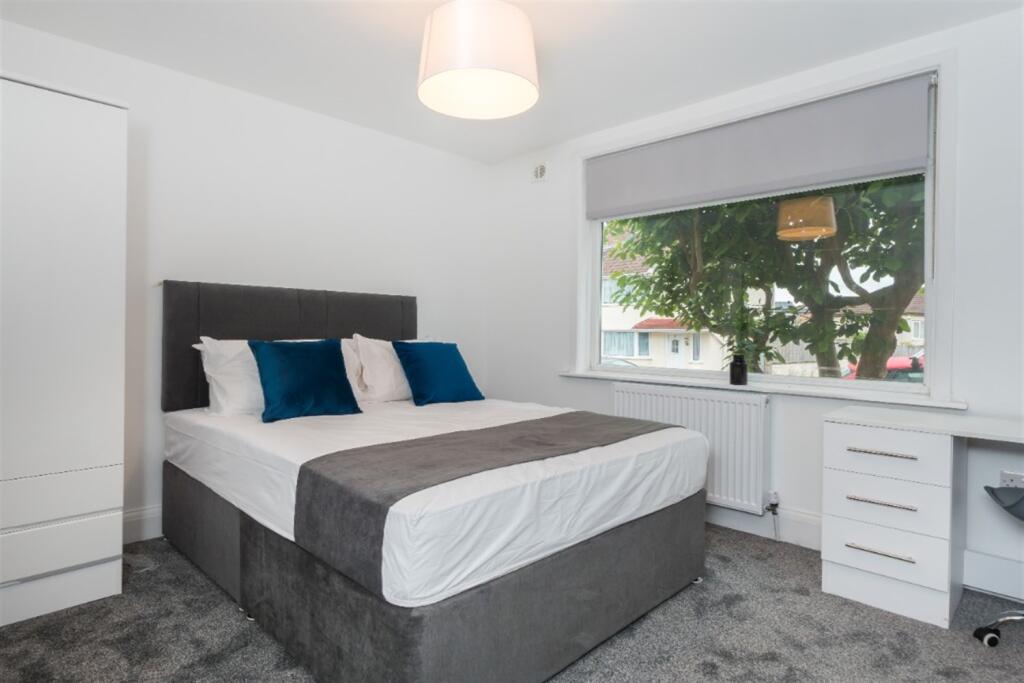 4 bedroom semi-detached house for rent