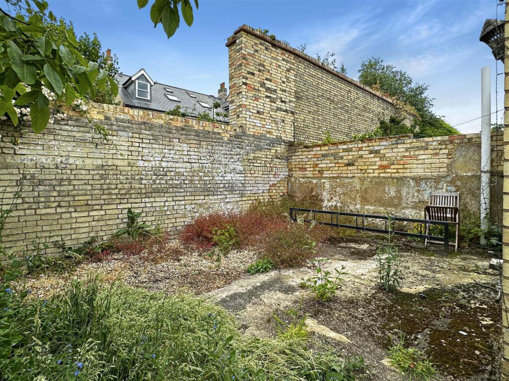 Room 2, Devonshire Road, Cambridge - View 2