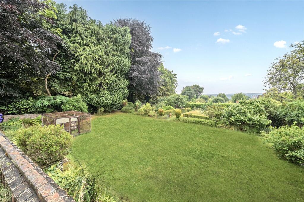 Great Austins, Farnham, Surrey, GU9 photo 2