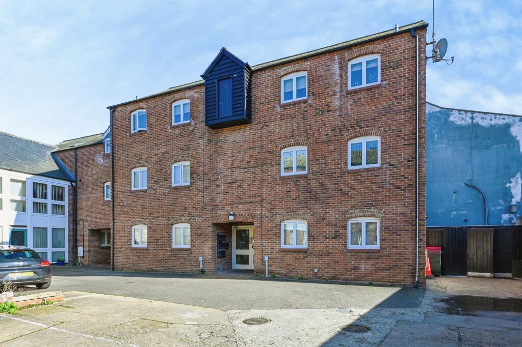 2-bed flat on King Street, King's Lynn, £135,000