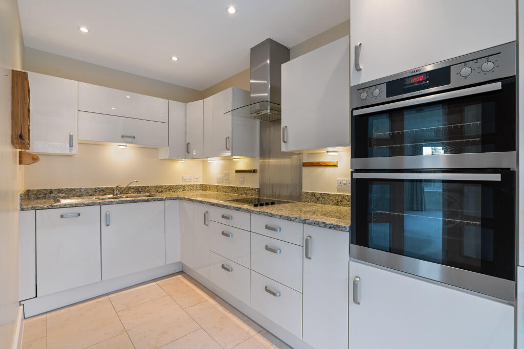 Westwood House, Bramshott Place, Liphook, Hampshire, GU30 photo 4