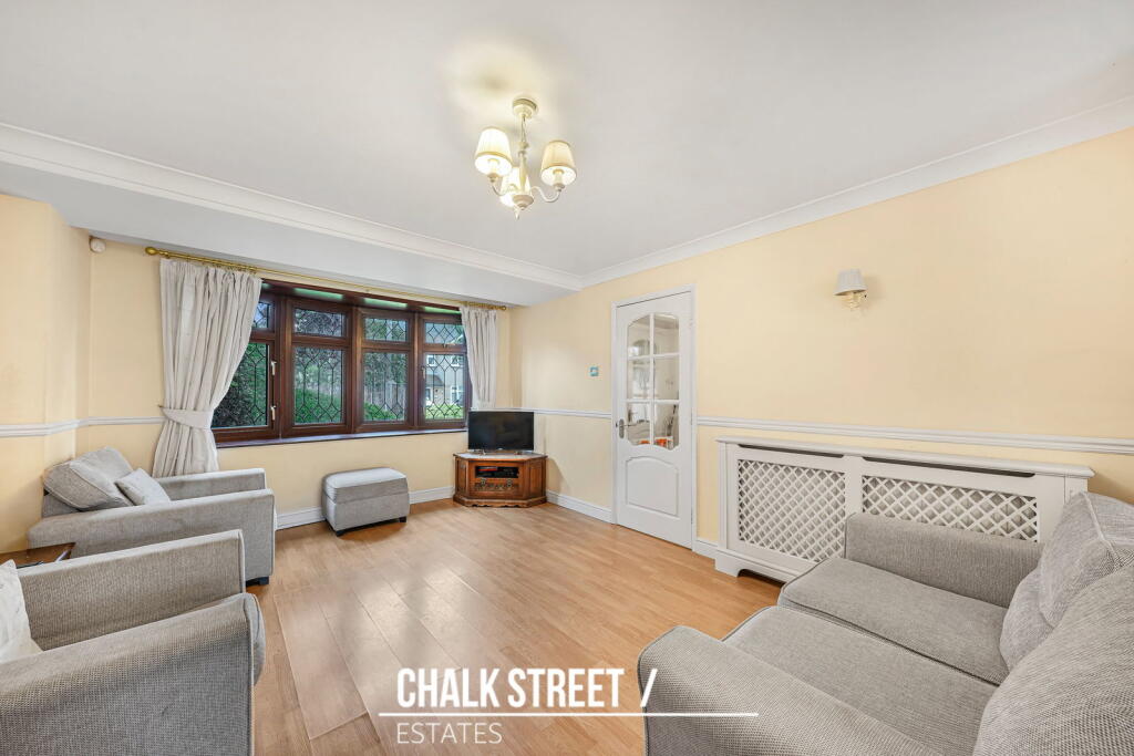 House in London, Emerson Park - View 2