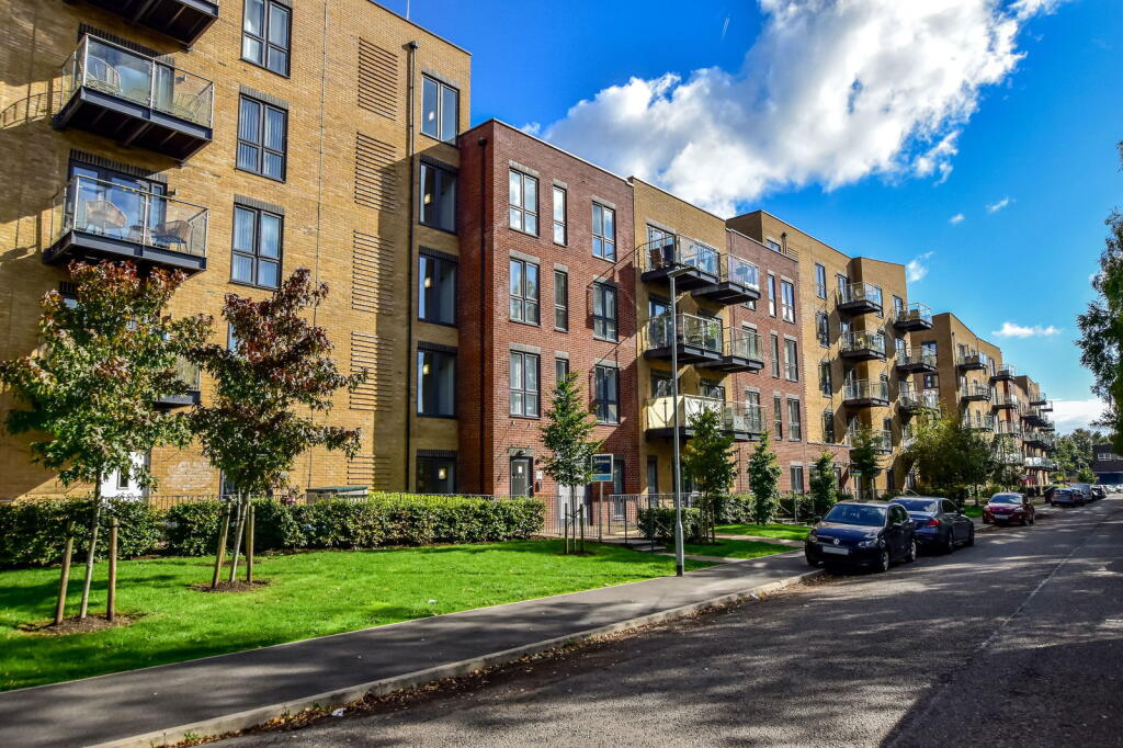 1-bed flat on Hemel Hempstead, Hertfordshire, HP3 9GP, £275,000