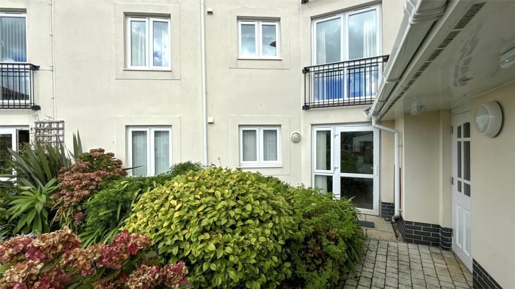 1-bed flat on Trafalgar Court, Penzance, TR18, £140,000