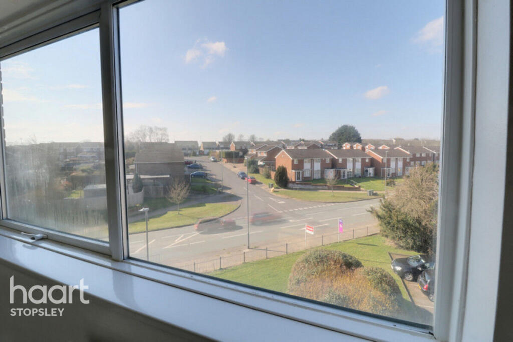 Dellfield Court Handcross Road, Stopsley photo 4