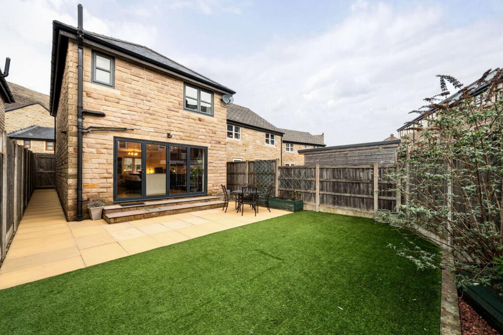 Knoll Close, Greenfield, Saddleworth photo 2