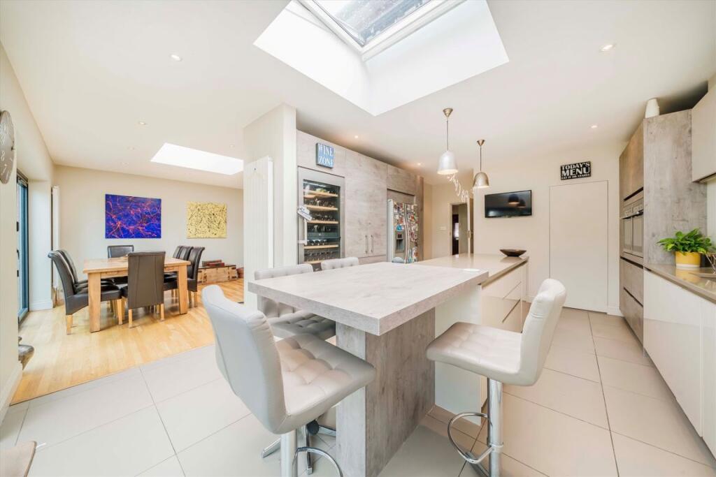 House in London, Royal Borough of Kingston upon Thames - View 3