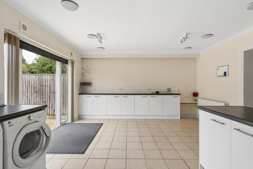 House in Slough - View 4